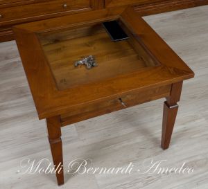 Tavolino classico da salotto in legno di noce con vetro e cassetto